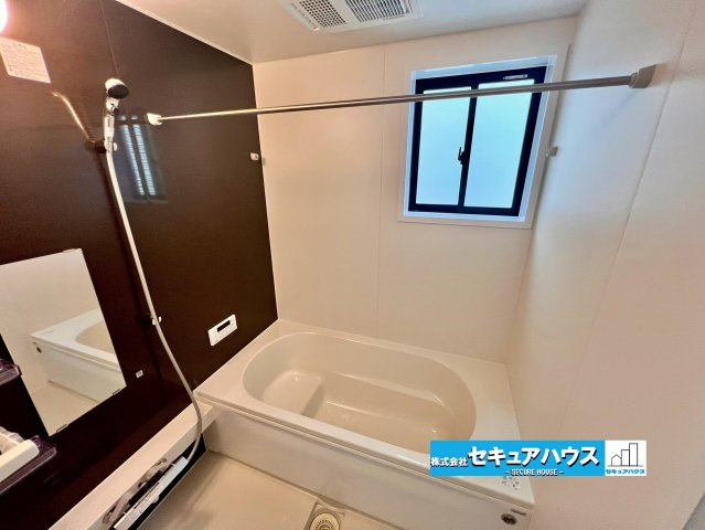 【今からご案内可能】豊明市阿野町1期 全9棟 4号棟（月々80,000円台～）の浴室|■バスルーム
快適な使い心地とゆとりある空間が1日の疲れを解きほぐすバスルーム。空間も浴槽もゆったりのびのび使えるゆとり設計。広く感じるゆとり設計で快適なリラックスタイムを過ごせます。