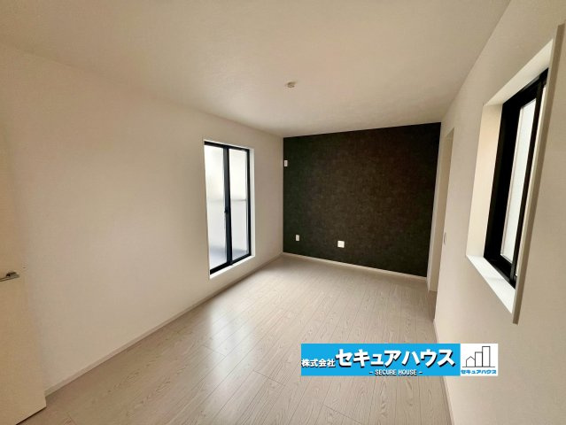 【今からご案内可能】豊明市阿野町1期 全9棟 4号棟（月々80,000円台～）の洋室|■約7.5の洋室
アクセントクロスを使用することでオシャレな空間に仕上げました。
ウォークインクローゼット付きのお部屋のため収納も沢山できます♪