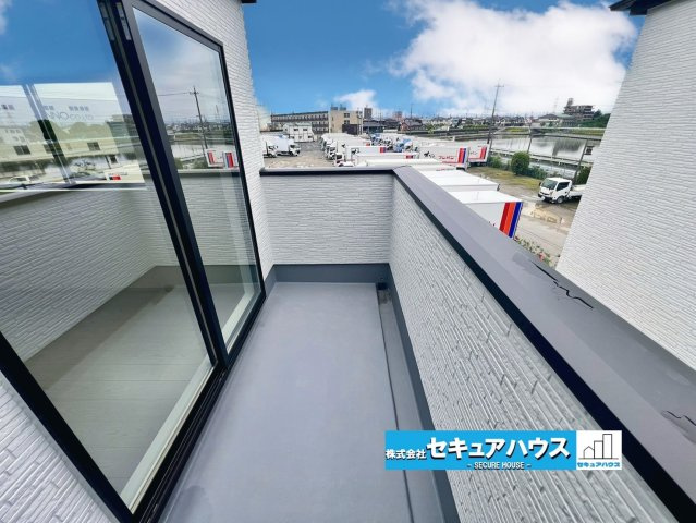 【今からご案内可能】豊明市阿野町1期 全9棟 4号棟（月々80,000円台～）のバルコニー|■バルコニー
目的に使えるバルコニーを完備！洗濯物や布団を干すことができます。南向きに設置されたバルコニーは、お部屋にも爽やかな風と暖かな陽差しが差し込み、毎日の暮らしを豊かに彩ります。