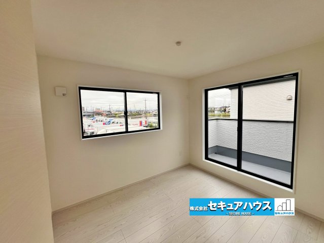 【今からご案内可能】豊明市阿野町1期 全9棟 4号棟（月々80,000円台～）の洋室|■約5.2帖の洋室
家族一人ひとりのプライベートな空間。趣味に合わせて使って頂けるようシンプルに仕上げてあります。暮らし心地を大きく左右する収納を、適材適所に配置し使い勝手を考慮しました。