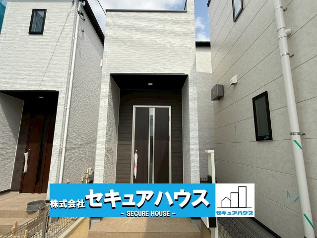 【今からご案内可能】豊明市阿野町1期 全9棟 4号棟（月々80,000円台～）の外観|■現地外観写真（5号棟）
敷地面積約39坪、建物面積約30坪。
2台可能！オプション工事でカーポート設置などいかがでしょうか。その他にも、フェンスなどの「オプション工事」もご提案いたします♪