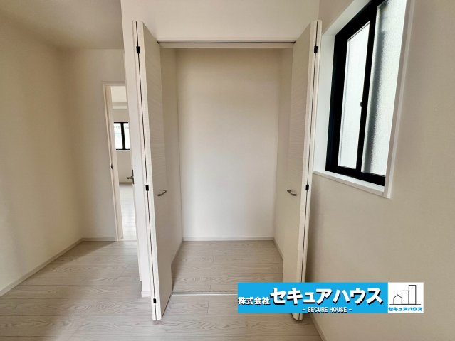 【今からご案内可能】豊明市阿野町1期 全9棟 4号棟（月々80,000円台～）の洋室|■約6帖の洋室
採光もアクセントの一つとして。プライベートルームにはやさしい光が射し込んでいて、この明るい好みの空間で読書をしたり、音楽を聞いたりと一人の時間も充実したものにできます。