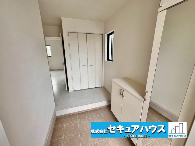 【今からご案内可能】豊明市阿野町1期 全9棟 4号棟（月々80,000円台～）の玄関|■玄関
お家に出会う人々を迎える玄関だからこそ、広々清潔感あふれる空間にしたいものです。採光・通風にも配慮された設計で毎日明るい空間をキープします♪