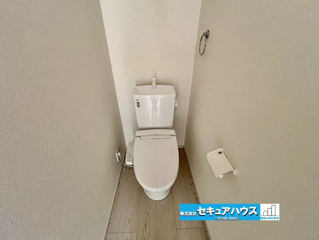 【今からご案内可能】豊明市阿野町1期 全9棟 4号棟（月々80,000円台～）のトイレ|■トイレ
お掃除しやすい素材と機能にこだわった、シャープなフォルムのトイレはいつまでもキレイが続きます。少ない水量で洗浄できる、環境にもお財布にもやさしいエコなトイレです。