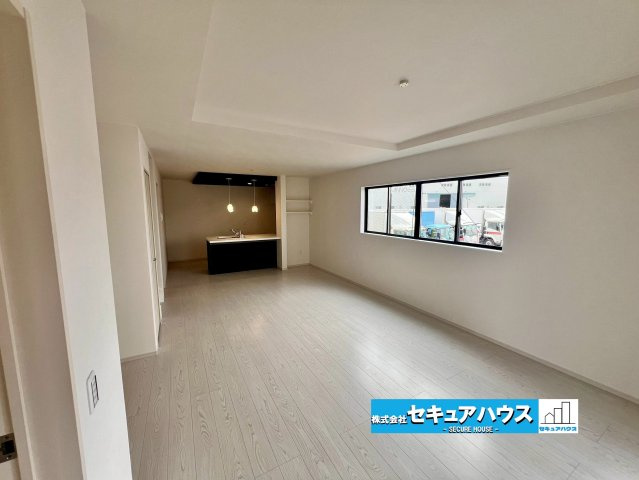 【今からご案内可能】豊明市阿野町1期 全9棟 4号棟（月々80,000円台～）の居間・リビング|■約21帖のLDK　
通学から帰宅し、リビングルームで会話を楽しむ子ども達。リビングから臨む景色は太陽色に染まり、解放感溢れゆったりとしたひと時を過ごすことが出来る素敵な空間です。