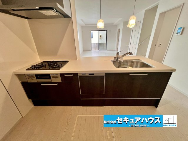 【今からご案内可能】豊明市阿野町1期 全9棟 4号棟（月々80,000円台～）のキッチン|■キッチンスペース
食洗器付き♪家族みんなで調理ができる位のスペースを実現したキッチン空間となっております。みんなで作った料理を召し上がりながらの会話は、どのような物になるのでしょうか