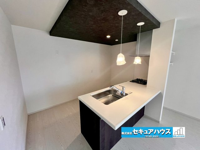 【今からご案内可能】豊明市阿野町1期 全9棟 4号棟（月々80,000円台～）のキッチン|■対面キッチン
リビングで遊ぶお子様の様子を見ながらお料理することができます。