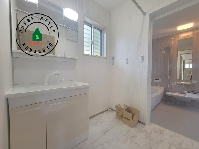 熊本市西区池田2丁目第3-5棟（4号棟）の脱衣所|ゆとりの洗面スペースで朝の身支度もスムーズに。暮らしを快適に変えるシャワー付洗面台です！