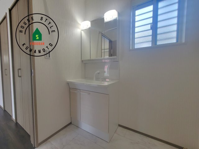 熊本市西区池田2丁目第3-5棟（4号棟）の独立洗面台|毎日使うものだから清潔な空間を保ちたい水回り。洗面にはそんな願いを解消させてくれる収納アイデアが満載です。三面鏡の裏側にはキャビネットが現れ小物から背の高い物まで収納できます。