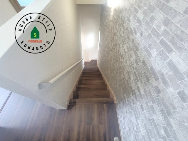 熊本市西区池田2丁目第3-5棟（4号棟）の内装|＜手すり付階段＞手すりがないと階段の昇り降りで危険なことはもちろん、壁に手をつきながら歩くことで壁紙が汚れやすくなります。すべての方に快適に昇り降りしていただくため、手すりを設置しました。