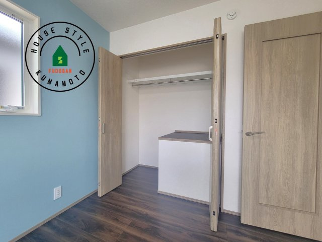 熊本市西区池田2丁目第3-5棟（4号棟）の収納|洋服や大きな荷物が多い方や人数の多いご家族などは、一般的なクローゼットよりもウォークインクローゼットのほうが使い勝手が良いです。