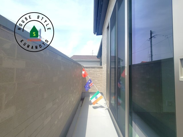 熊本市西区池田2丁目第3-5棟（4号棟）のバルコニー|風をしっかりと感じられるバルコニーでは、毎日が洗濯日和です。広々としているので洗濯も楽しくなるでしょうし、気分転換にバルコニーからの眺めを楽しむのもいいでしょう。