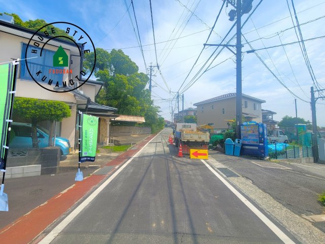 熊本市西区池田2丁目第3-5棟（4号棟）の前面道路含む現地写真|前面道路は閑静な住宅地をはしる車通りの少ない道路。お車の出し入れが苦手なママや小さなお子様にも安心ですね。しっかり舗装もされているので、ベビーカーや自転車で通っても快適に通行できます。前面道路です。