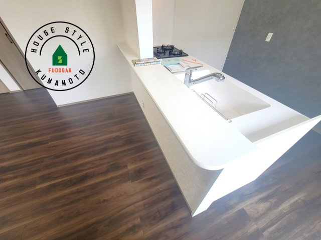 熊本市西区池田2丁目第3-5棟（4号棟）のダイニング|キッチンから立ち込める香りが今日の料理を期待させます。