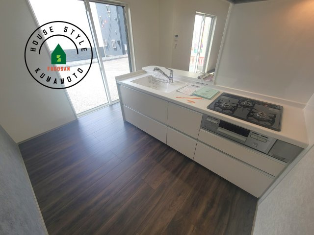 熊本市西区池田2丁目第3-5棟（4号棟）のキッチン|ダイニングテーブルへの配膳がラクラク、お料理はかどるカウンター付きシステムキッチン！