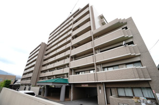 【外観】 | 【耐震性】
耐震性の高さを判断するポイントは、
建築確認申請日が1981年6月1日以降の
新耐震基準に適合しているかどうか。
震度６程度の大地震でも
建物が崩壊しないレベルが基準になりました。