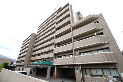 【外観】 | 【上質リノベ】ローレルコートアネスト廿日市 | 【耐震性】
耐震性の高さを判断するポイントは、
建築確認申請日が1981年6月1日以降の
新耐震基準に適合しているかどうか。
震度６程度の大地震でも
建物が崩壊しないレベルが基準になりました。