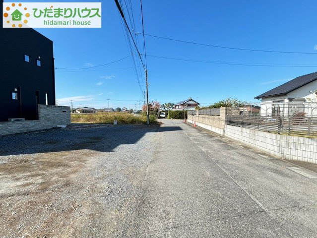 熊谷市川原明戸　中古一戸建ての前面道路含む現地写真