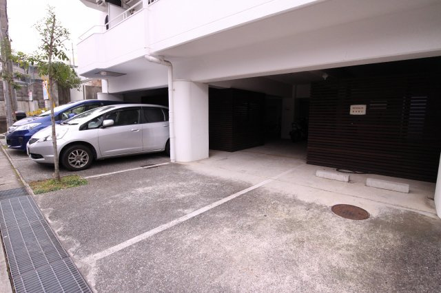 パラディッソコートの駐車場