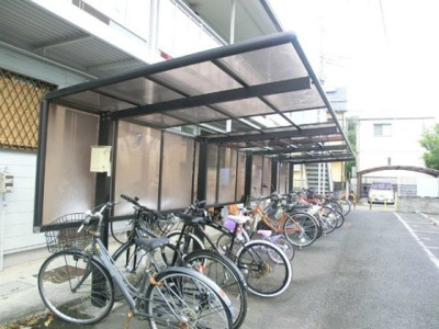 【その他共用部分】 | エーデルハイムA | 屋根付きの駐輪場があるので雨が降っても安心です☆自転車やバイクがあれば通勤・通学、お買い物にも便利です☆
