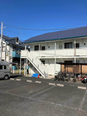 【駐車場】 | エーデルハイムA | いつでも目の届く敷地内に駐車場があります♪お車をお持ちのファミリーさんにオススメです☆