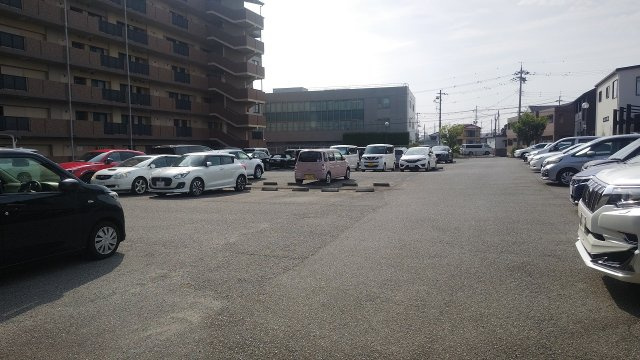 クレモナ山手の駐車場