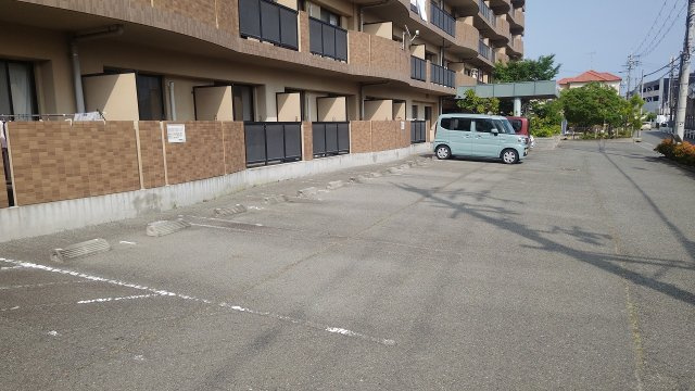 クレモナ山手の駐車場