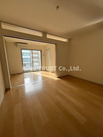 ブリックスハウス天満の居間・リビング|こちらのリビングで趣味の時間をお楽しみください