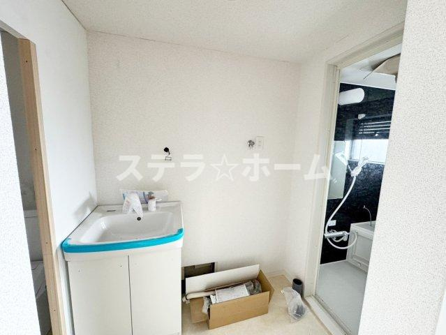 枚方ハイツ2号棟の独立洗面台|朝の支度にも助かる、独立の洗髪洗面化粧台