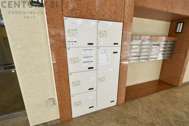 宅配ボックスは荷物の受け取りや配達が便利で安全です。不在時でも荷物が確保され、盗難や損傷のリスクが減少。受け取り時間の柔軟性が向上。外出先からでも荷物の受け取りや預けが可能となります。