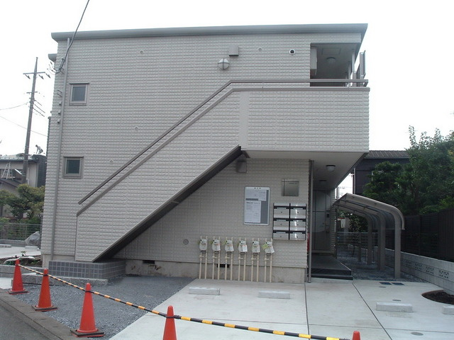 メゾン　ド　Ｙの外観|物件東側　屋根付きサイクルポート