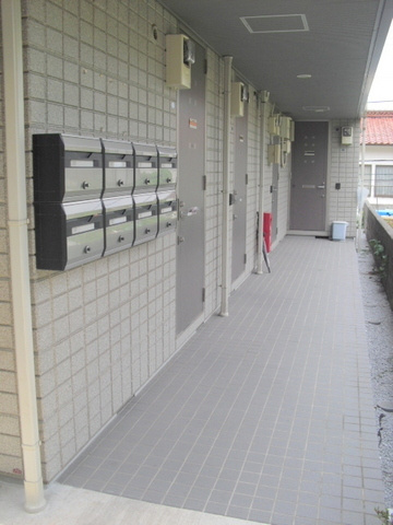 メゾン　タイセイのエントランス|ダイヤル式メールボックス　１階共用廊下