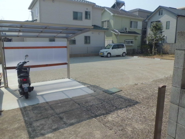 シティハイム　ローズのエントランス|広々した敷地内バイク相談