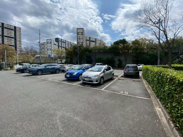 芦屋緑1住宅3号棟の駐車場