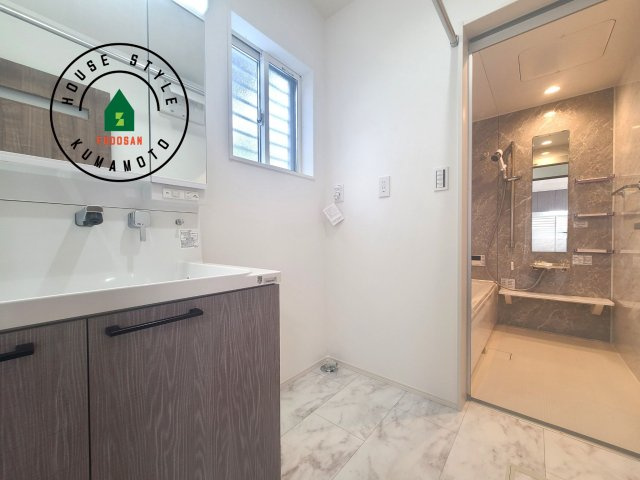 熊本市西区花園7丁目第7-6棟（1号棟）の脱衣所|ゆとりの洗面スペースで朝の身支度もスムーズに。暮らしを快適に変えるシャワー付洗面台です！