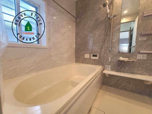 熊本市西区花園7丁目第7-6棟（1号棟）の浴室|1日の疲れを癒してくれる広々バスルーム。雨の日のお洗濯にも大活躍な浴室乾燥機付です！