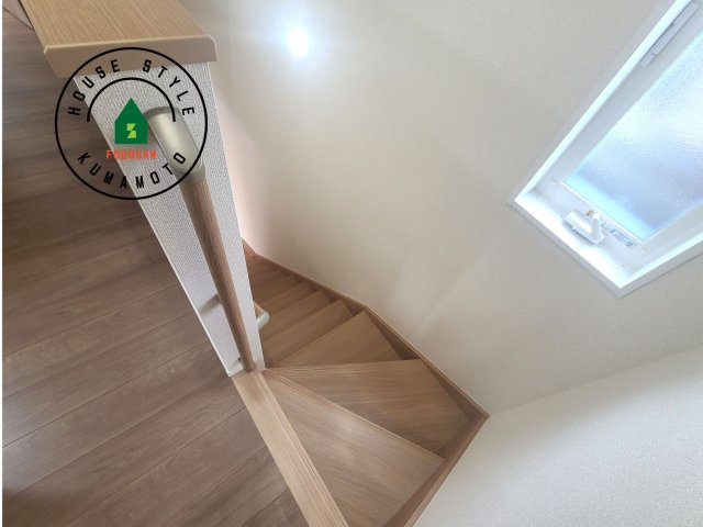 熊本市西区花園7丁目第7-6棟（1号棟）の内装|＜手すり付階段＞手すりがないと階段の昇り降りで危険なことはもちろん、壁に手をつきながら歩くことで壁紙が汚れやすくなります。すべての方に快適に昇り降りしていただくため、手すりを設置しました。