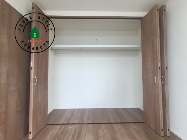 熊本市西区花園7丁目第7-6棟（1号棟）の収納|洋服や大きな荷物が多い方や人数の多いご家族などは、一般的なクローゼットよりもウォークインクローゼットのほうが使い勝手が良いです。