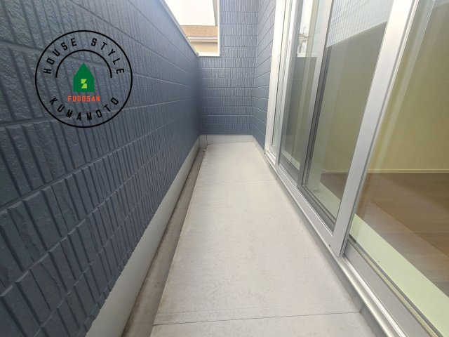 熊本市西区花園7丁目第7-6棟（1号棟）のバルコニー|風をしっかりと感じられるバルコニーでは、毎日が洗濯日和です。広々としているので洗濯も楽しくなるでしょうし、気分転換にバルコニーからの眺めを楽しむのもいいでしょう。