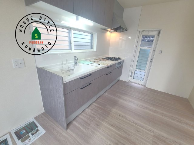 熊本市西区花園7丁目第7-6棟（1号棟）のダイニング|キッチンから立ち込める香りが今日の料理を期待させます。