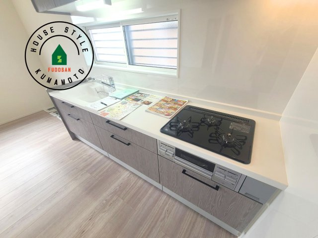 熊本市西区花園7丁目第7-6棟（1号棟）のキッチン|ご家族を近くに感じられる対面キッチンのLDK。会話もはずみそうですね。