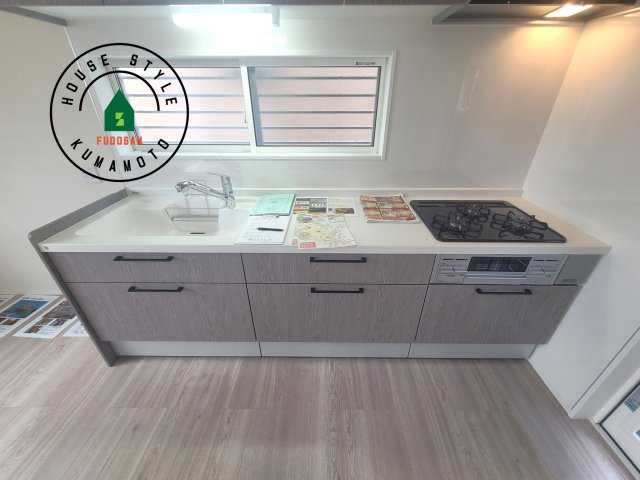 熊本市西区花園7丁目第7-6棟（1号棟）のキッチン|ダイニングテーブルへの配膳がラクラク、お料理はかどるカウンター付きシステムキッチン！