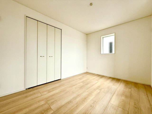 フローリング材には、木目、色調など木材特有の風合いがあり、ナチュラルな美しさになっています。