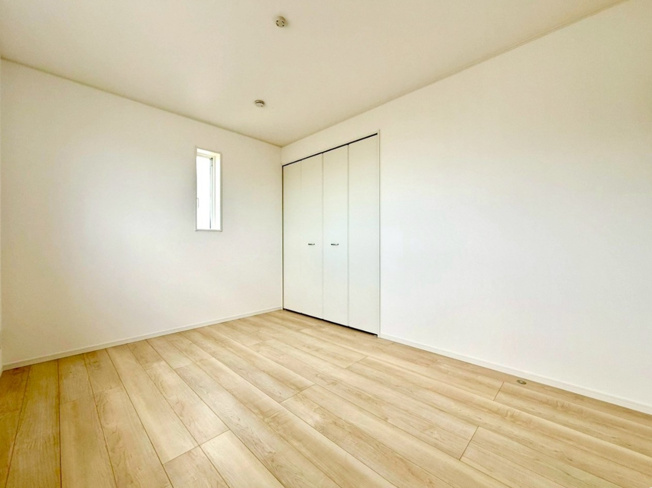 フローリング材には、木目、色調など木材特有の風合いがあり、ナチュラルな美しさになっています。