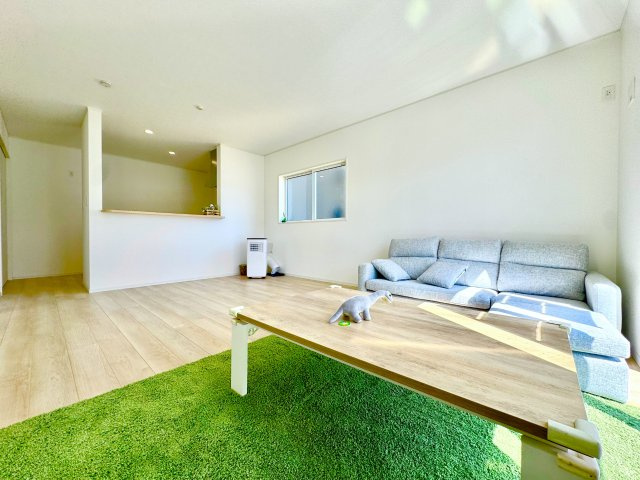 フローリング材には、木目、色調など木材特有の風合いがあり、ナチュラルな美しさになっています。