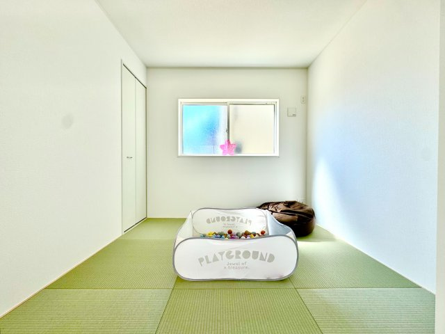 畳は次世代畳として注目されるダイヤロン畳。退色しにくい上、ダニやカビの発生も抑えます。