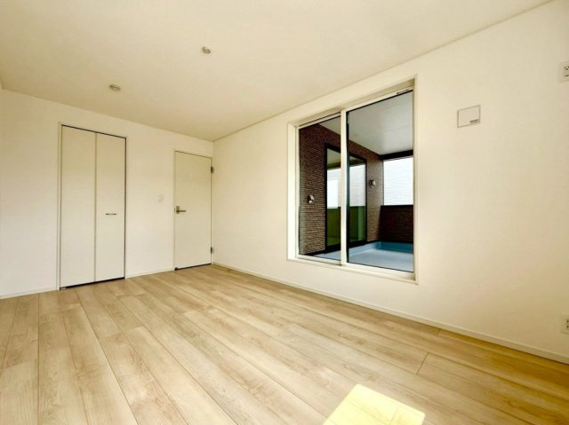 フローリング材には、木目、色調など木材特有の風合いがあり、ナチュラルな美しさになっています。