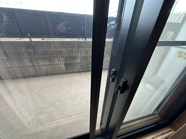 APAガーデンコート鳳西町のその他|線路前ですが、2重サッシでかなり外部の音はシャットアウトできます。就寝時は遮音カーテンでさらに静かにできます。終電と始発の間はもちろん静かです。