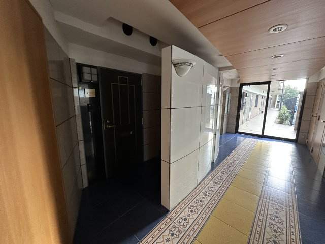 APAガーデンコート鳳西町の外観|1階エントランスからすぐに玄関があります。