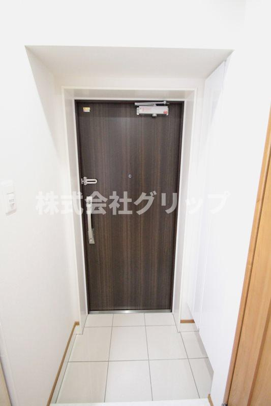 アークヒルズ横浜英町の玄関